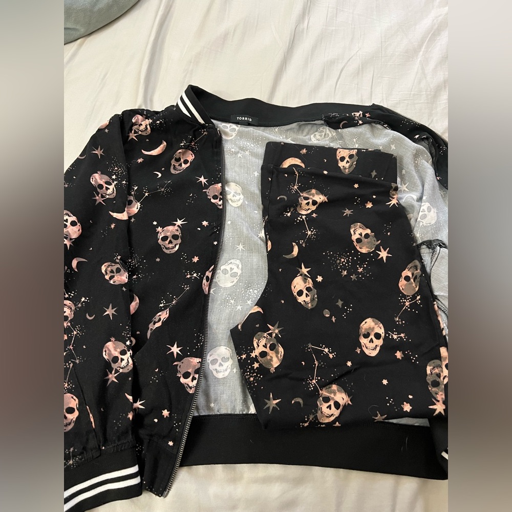 Torrid bomber jacket AND leggings black/pink skulls, moons and stars torrid sz 2